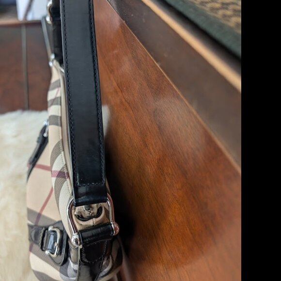 Authentic Burberry Nova Check Black Patent Leather shoulder bag. - Picture 6 of 13